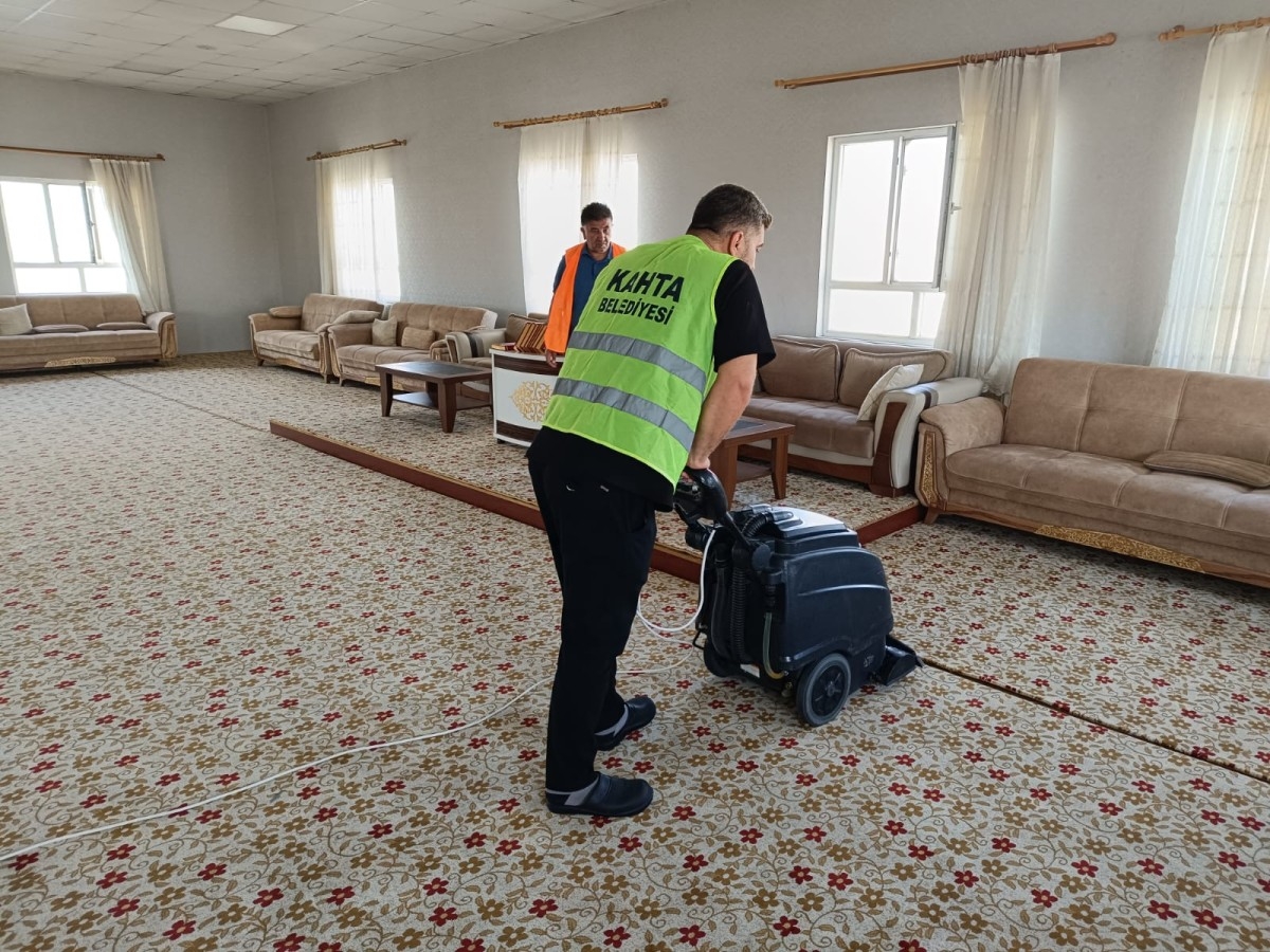 Kahta Belediyesi’nden Ramazan öncesi camilerde kapsamlı temizlik çalışması
