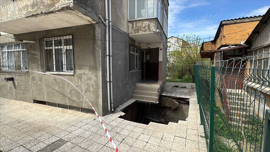 İstanbul'da bir apartmanın girişindeki zemin kısmen çöktü