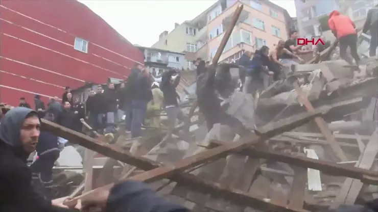 İstanbul Fatih'te 2 bina çöktü! Enkaz çalışmaları sürüyor