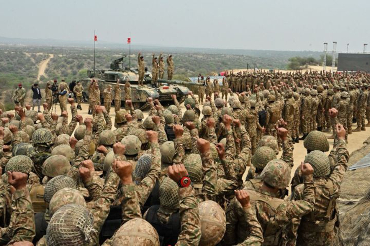 Pakistan ordusundan gerçek mühimmatla tatbikat