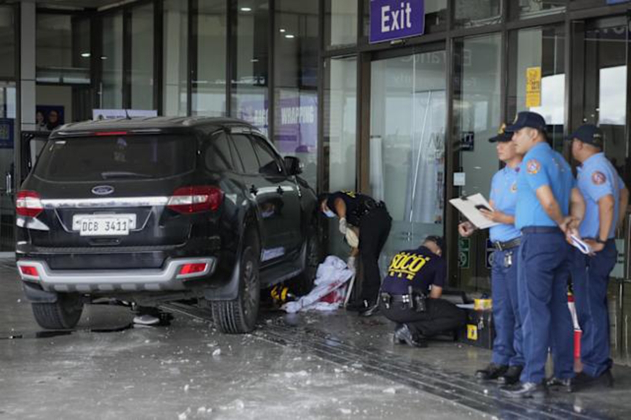 Filipinler'de bir sürücü aracıyla kalabalığın arasına daldı: 2 ölü