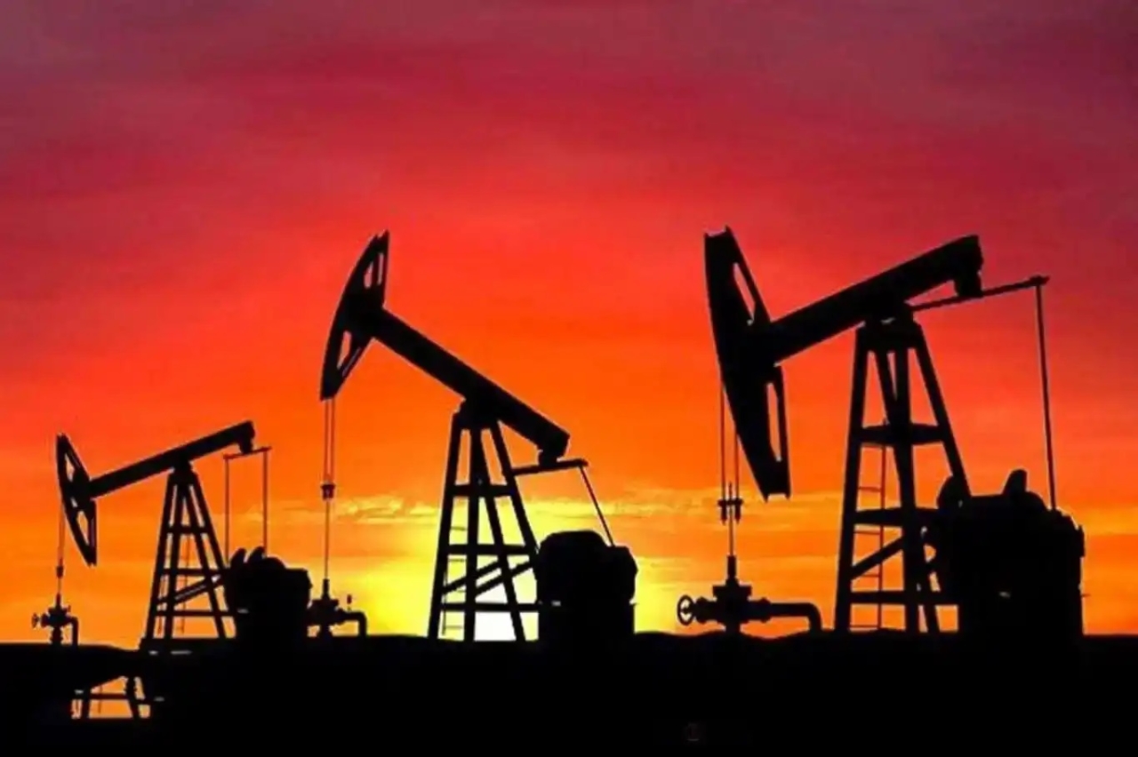 Küresel arz artışı ve belirsizlikler petrol fiyatlarını baskılıyor