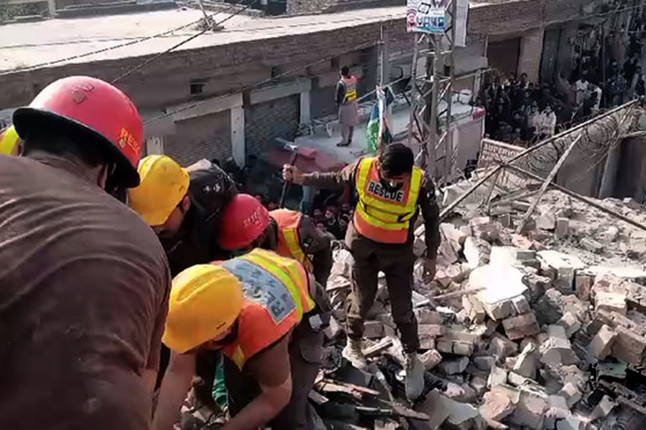 Pakistan'da tüp patlayan evin çatısı çöktü: 6 ölü, 2 yaralı