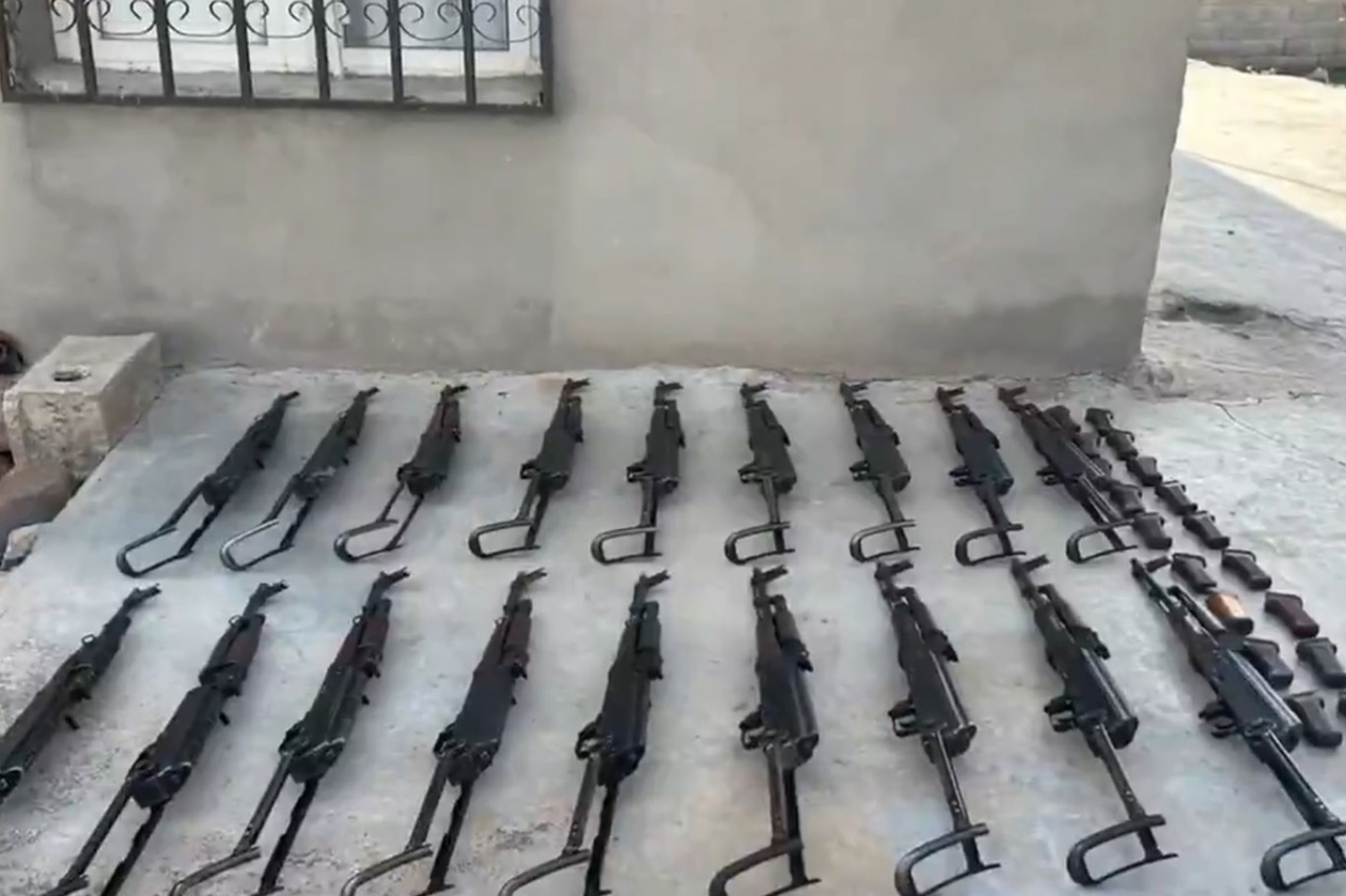 Şanlıurfa’da silah kaçakçılarına operasyon: 18 Kalaşnikof ele geçirildi