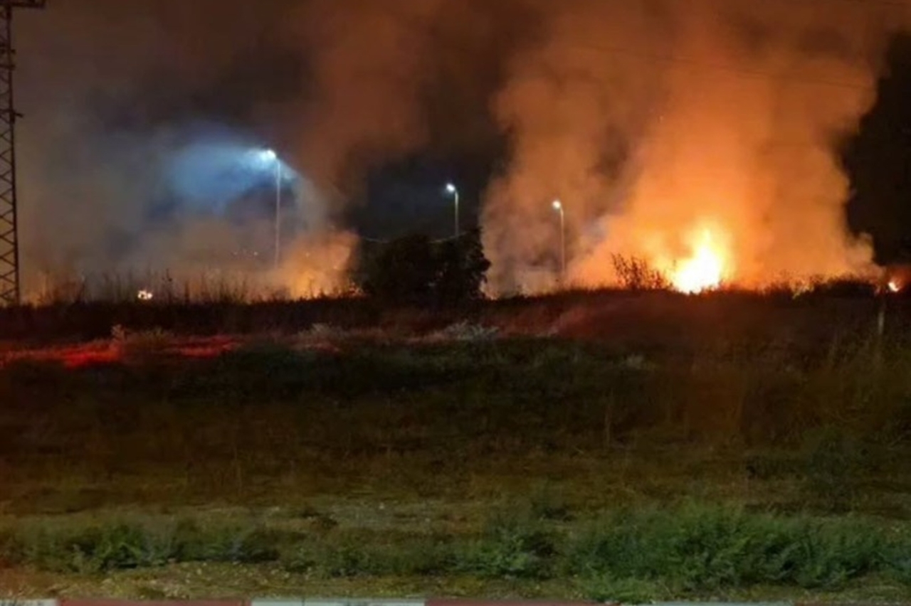 İran'dan işgal rejimine doğru yoğun füze atışları: Tel Aviv'e füzeler düştü, yangın çıktı!