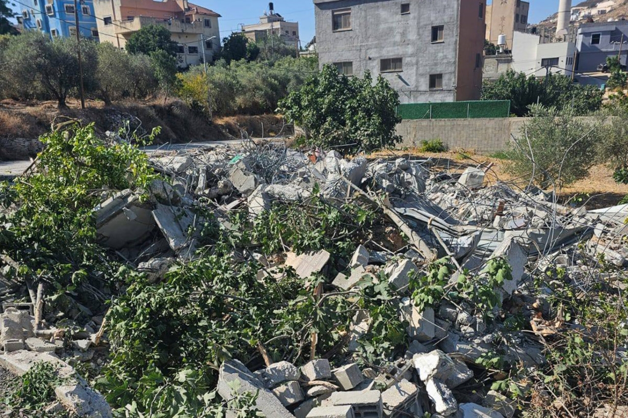 Siyonist rejim Nablus'ta şehit ailesinin evini yıktı
