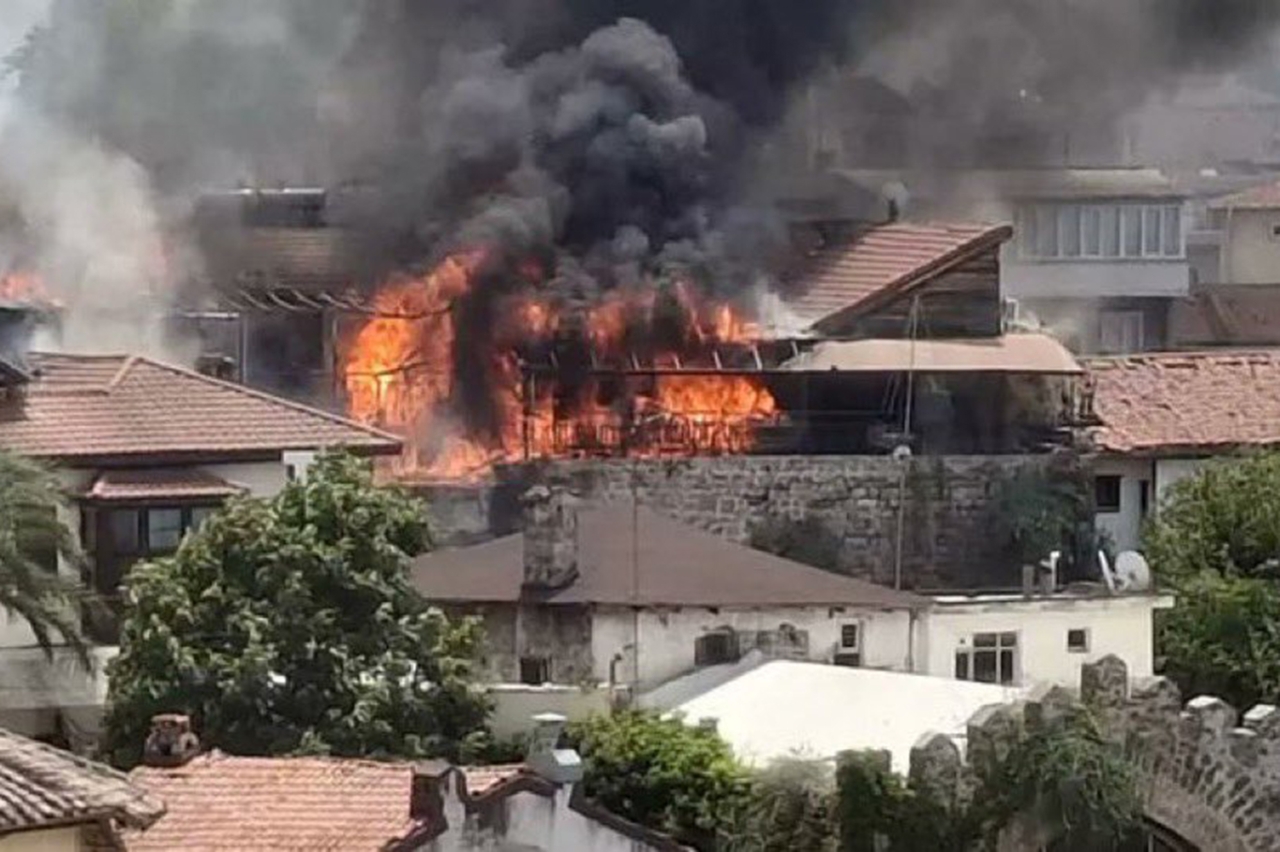 Antalya'da biri otel, 3 iş yeri alevlere teslim oldu