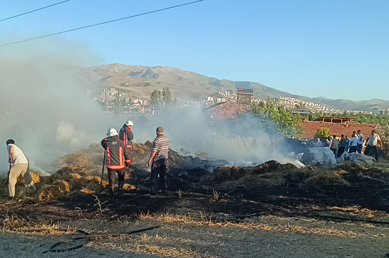 Malatya'da samanlık yangını: Tonlarca saman küle döndü