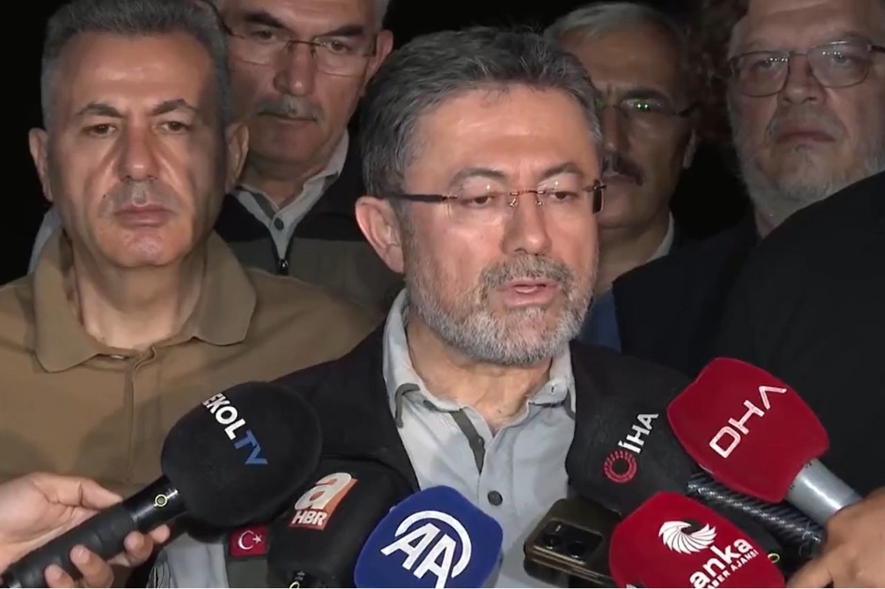 Bakan Yumaklı: Manisa ve İzmir'deki orman yangınları sürüyor