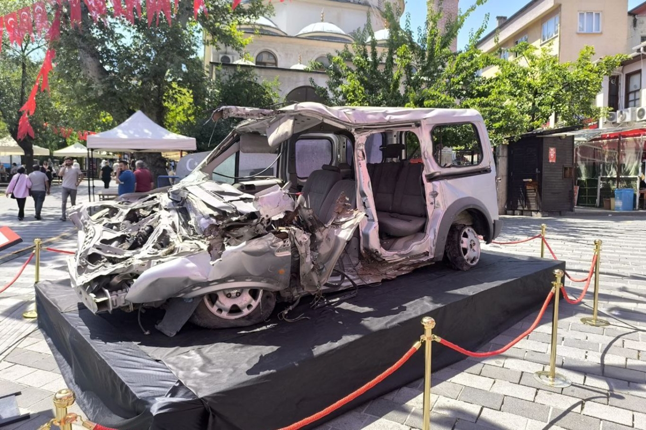 15 Temmuz'da tankın ezdiği araç Bursa'da sergileniyor