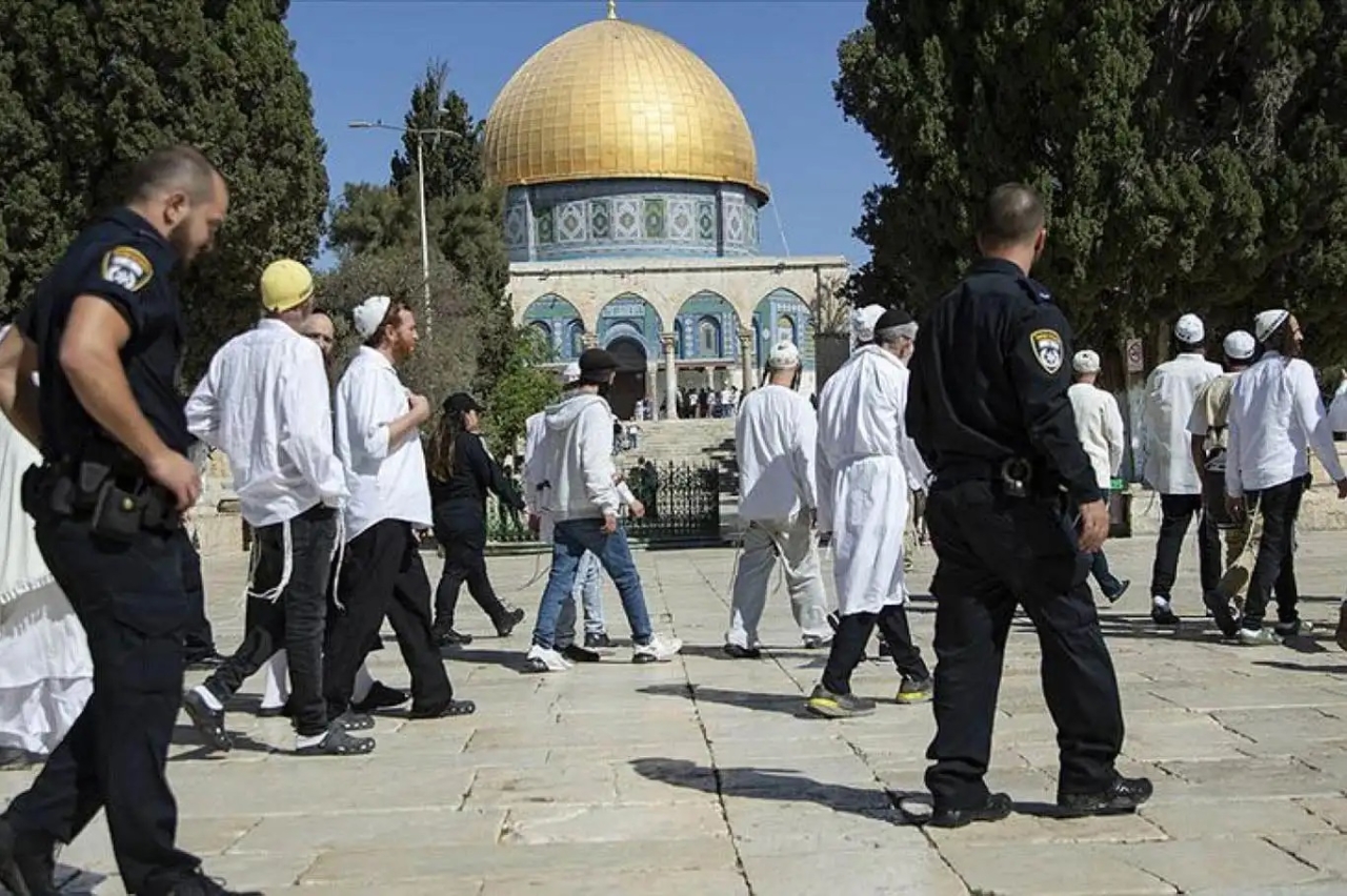 Sessizlik cesaret verdi: Gazze'yi yakan siyonistler Mescid-i Aksa'yı kirletiyor