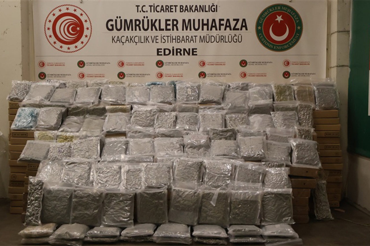 Gümrük muhafaza ekipleri, üç ayrı operasyonda 484 kilogram uyuşturucu ele geçirdi