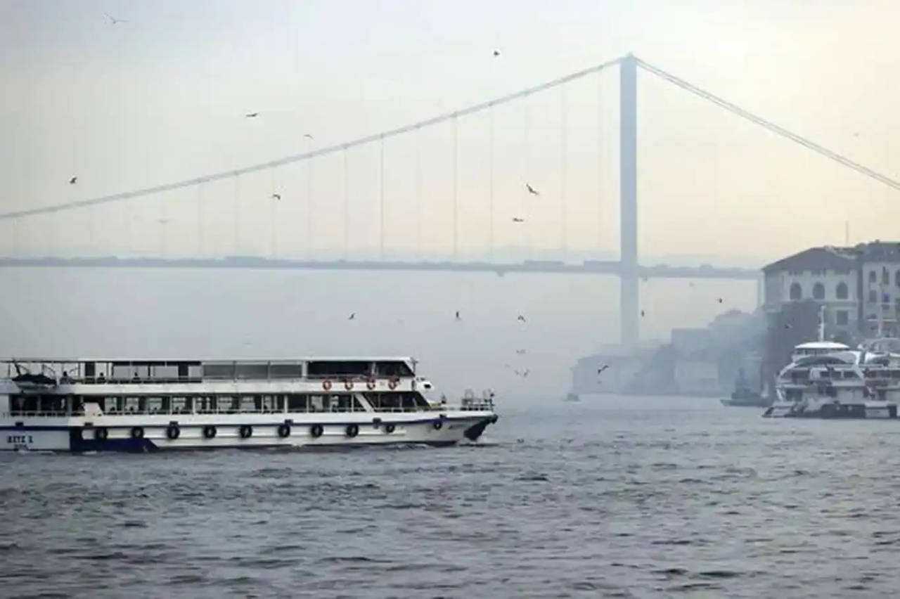 İstanbul Boğazı’nda gemi trafiği yoğun sis sebebiyle durduruldu