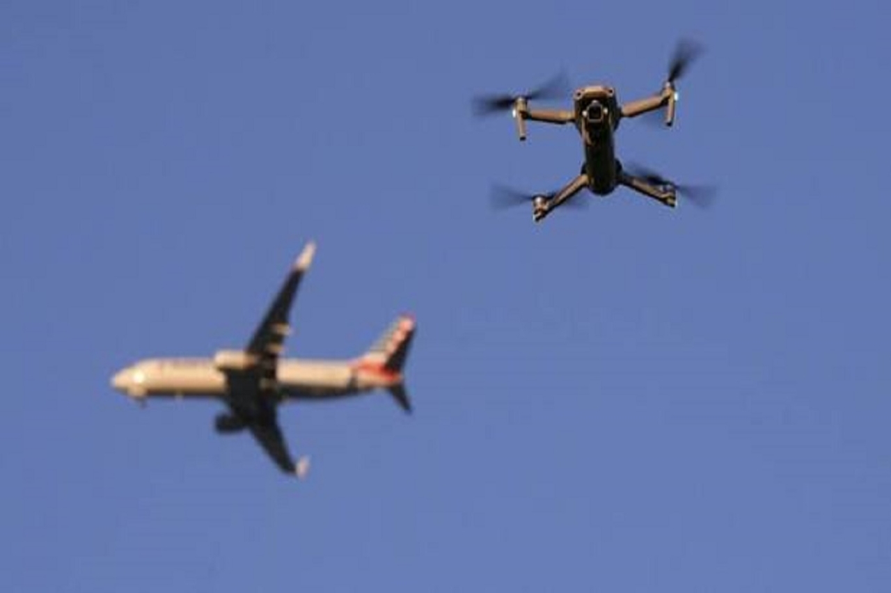ABD'de bir yolcu uçağı iniş sırasında drone'a çarptı