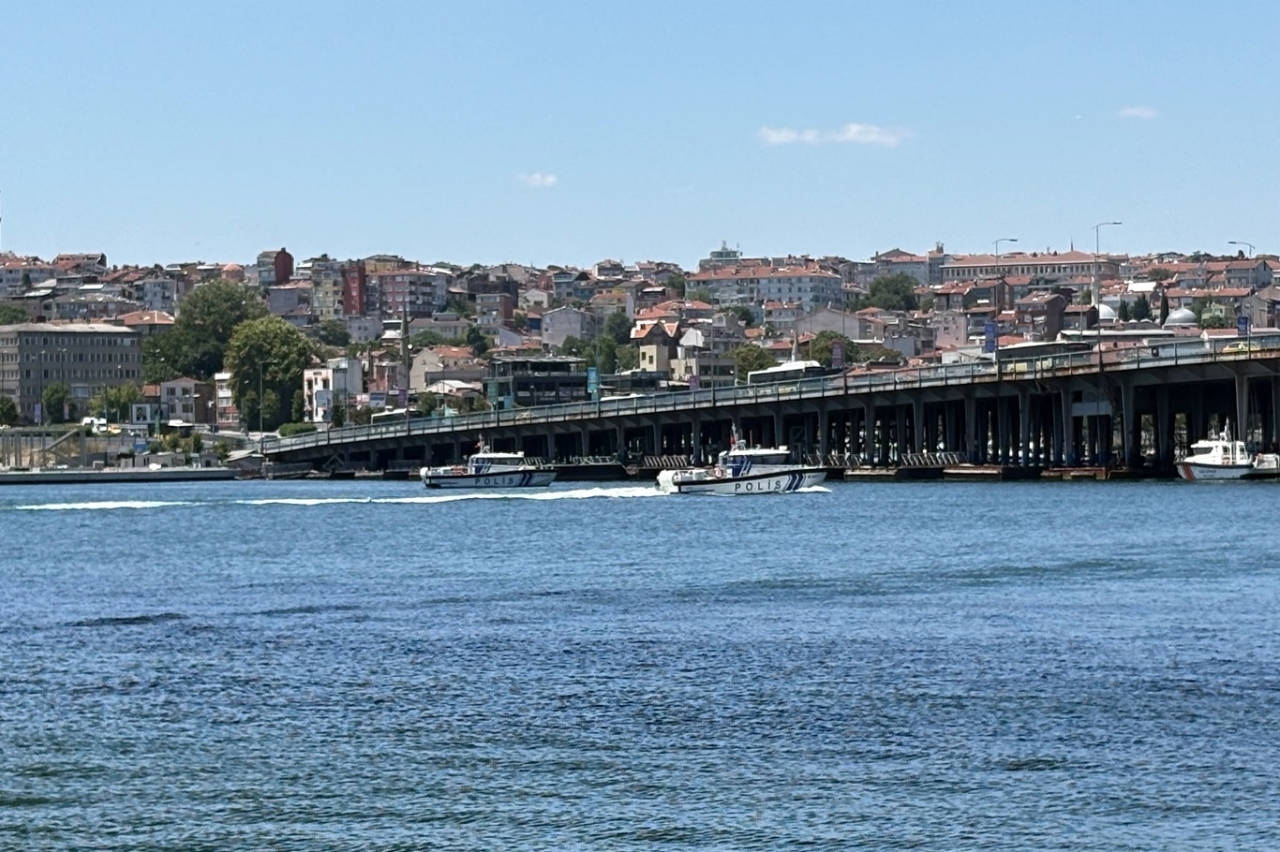 İstanbul Haliç'te tur teknesi köprü ayağına çarptı: Bir personel denizde kayboldu
