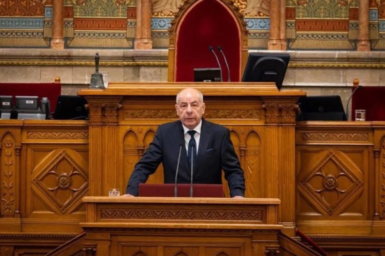 Macaristan Cumhurbaşkanı, kendisini görevden alan yasayı onayladı