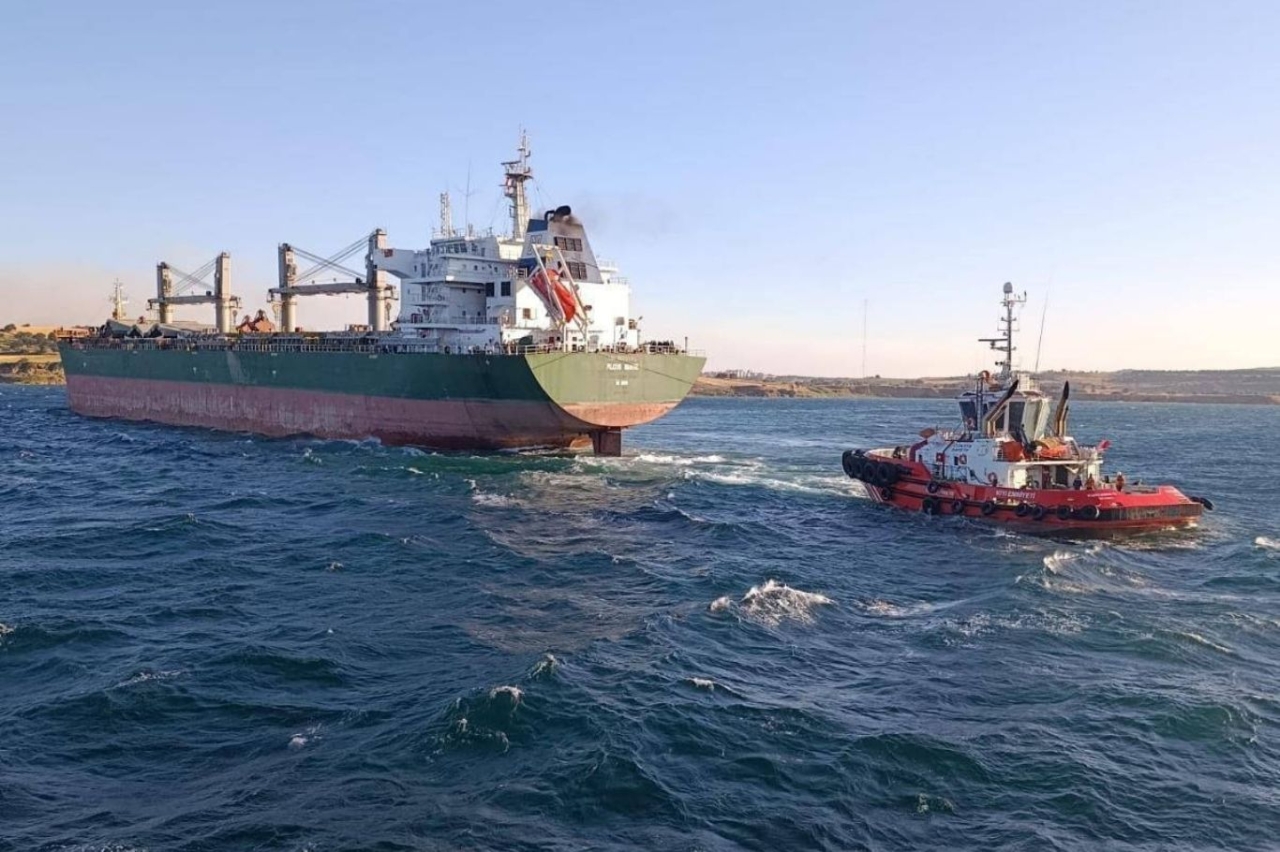 Çanakkale Boğazı'nda gemi trafiği askıya alındı: Yük gemisi karaya oturdu