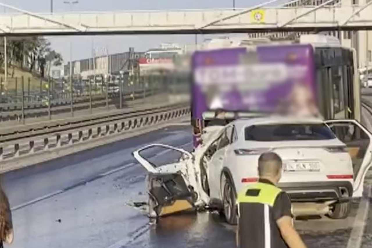 İstanbul'da otomobil İETT otobüsüne arkadan çarptı: 3 ölü