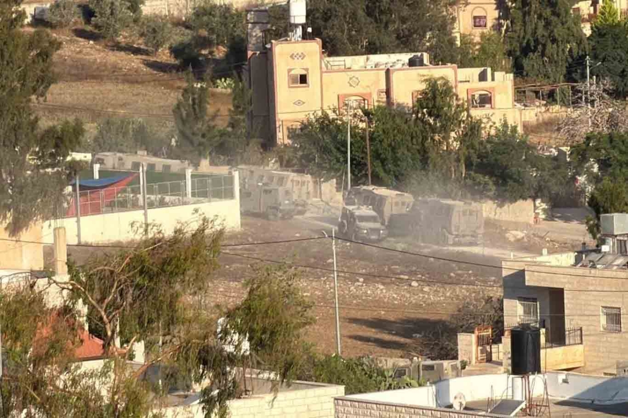 Siyonistler Nablus'ta bir şehidin evini havaya uçurdu, onlarca aileyi zorla tahliye etti