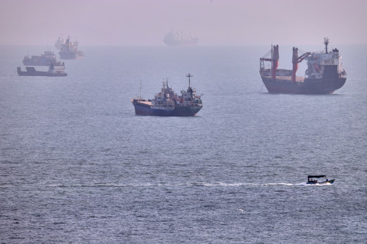 Hürmüz ve Babülmendep'te deniz trafiği yavaşladı