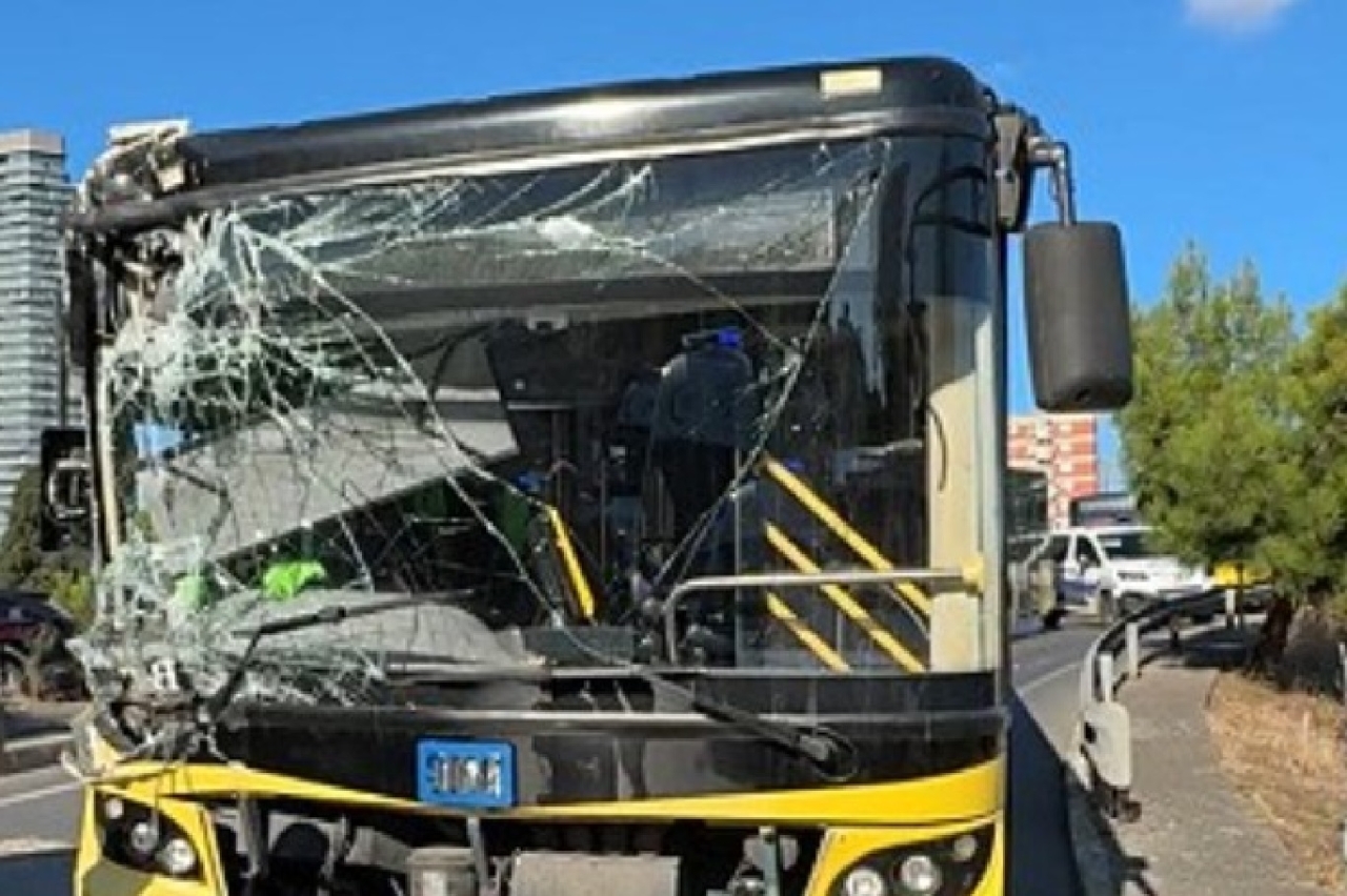Beşiktaş'ta İETT otobüsü iş makinesine çarptı: 5 yaralı