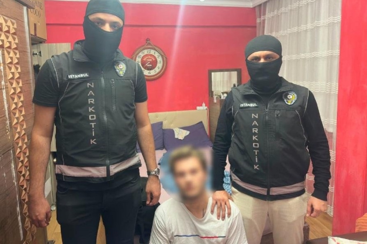 8 Yıl Hapis Cezası Vardı! Kırmızı Bültenle Aranan Uyuşturucu Hükümlüsü İstanbul’da Yakalandı