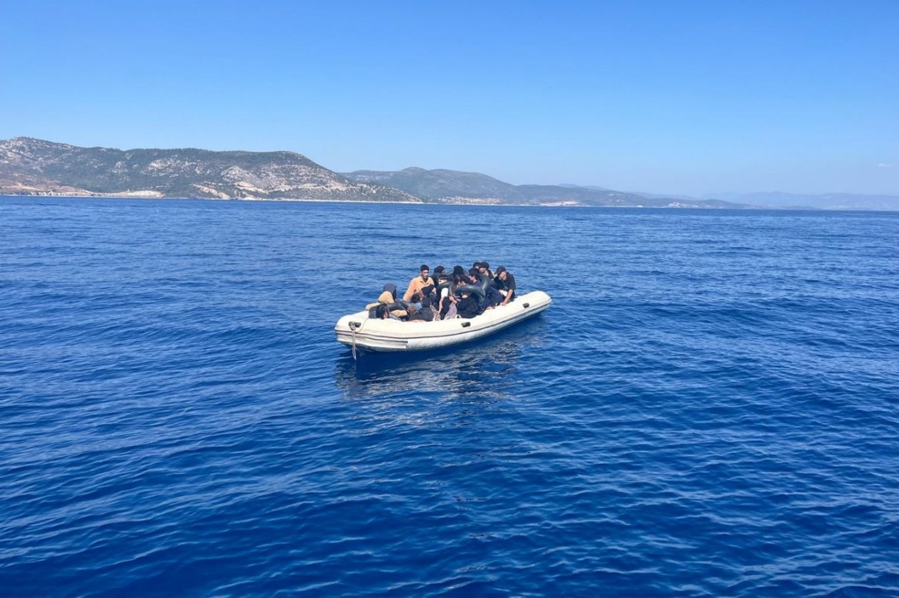 İzmir açıklarında 15 düzensiz göçmen yakalandı
