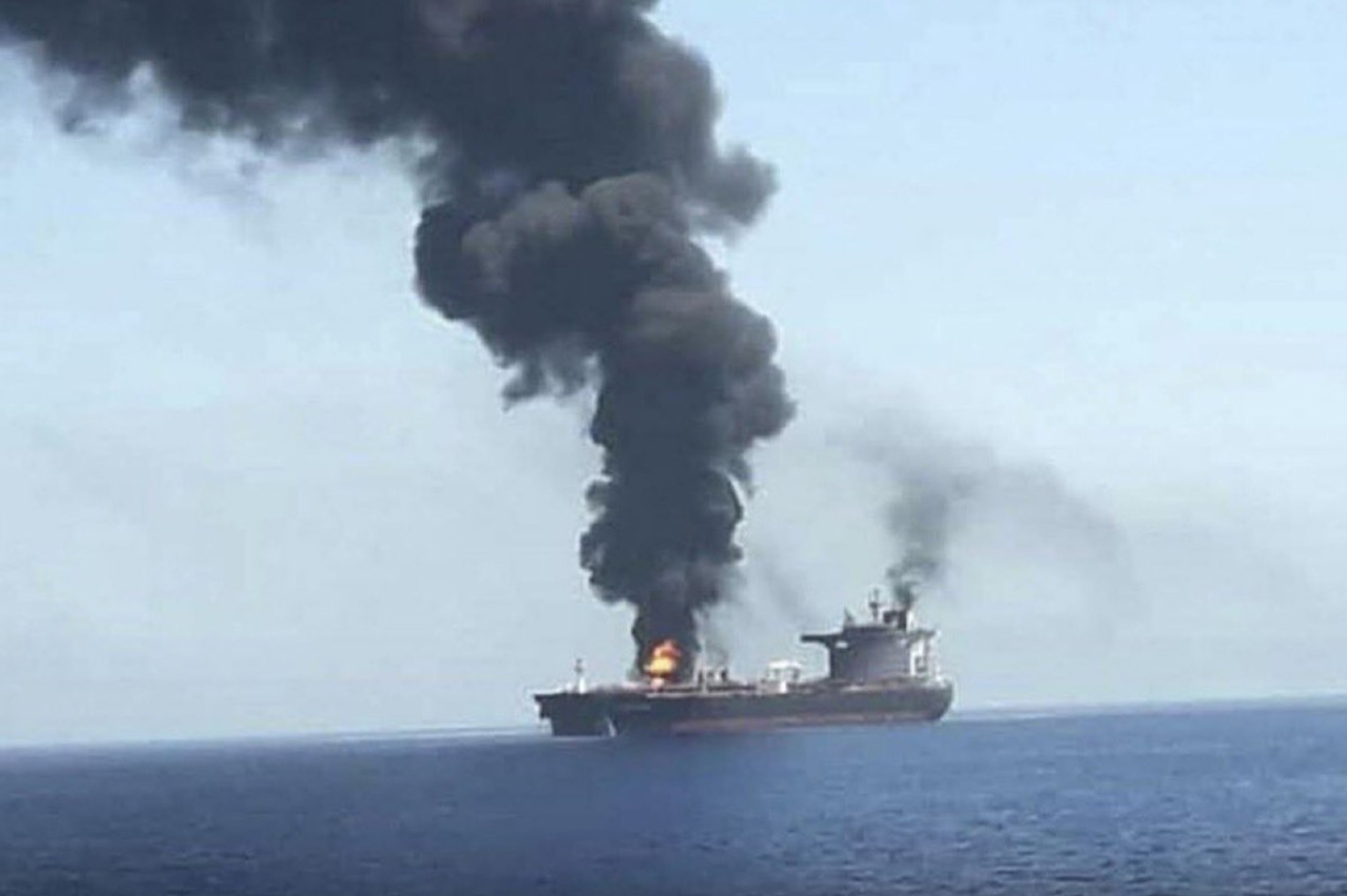 Hürmüz Boğazı'nda petrol tankeri vuruldu