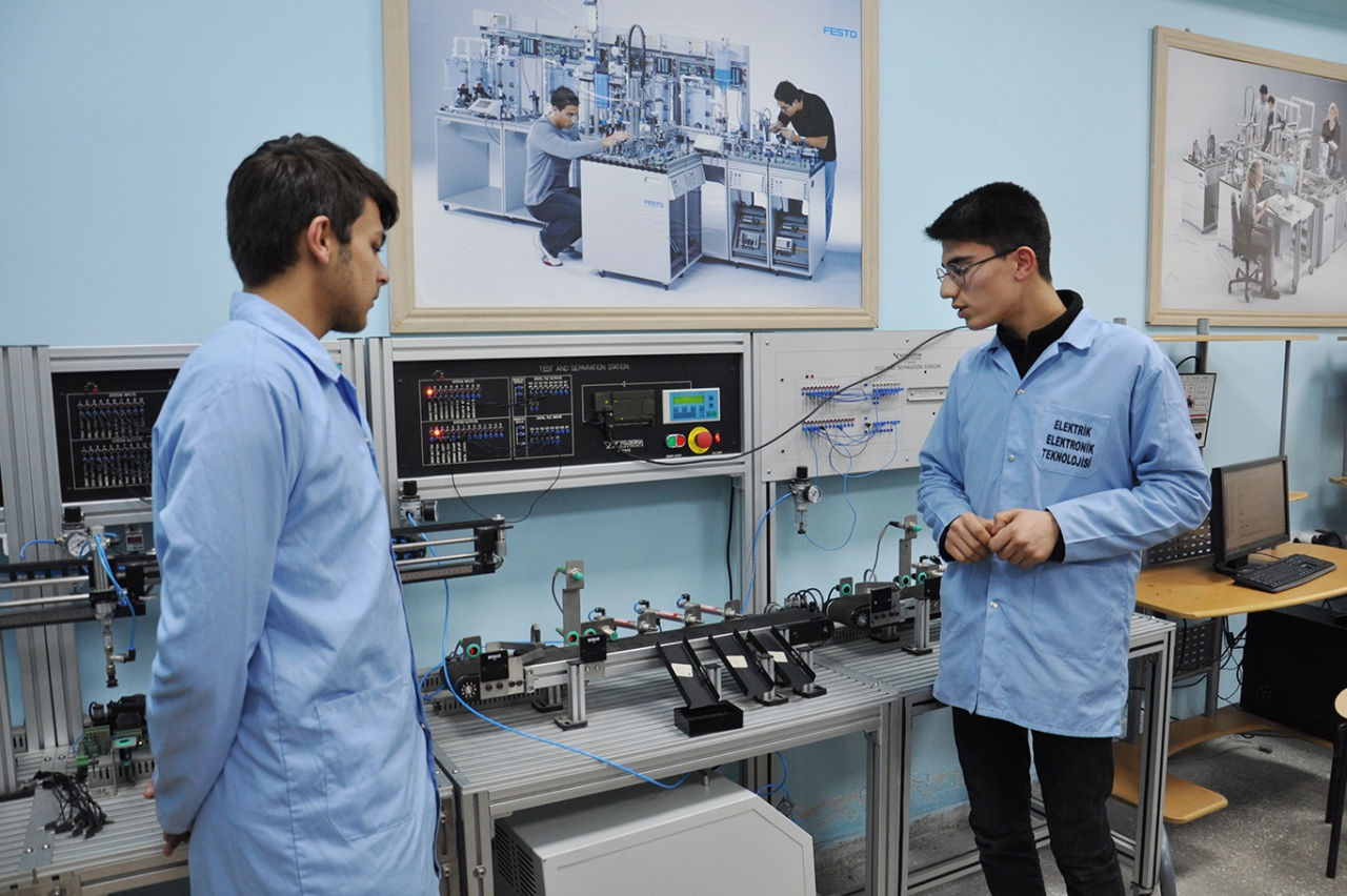 UEB İl Başkanı Çiftçi: Diplomalı işsizler yetiştireceğimize, aranan meslek sahibi bireyler yetiştirmeliyiz