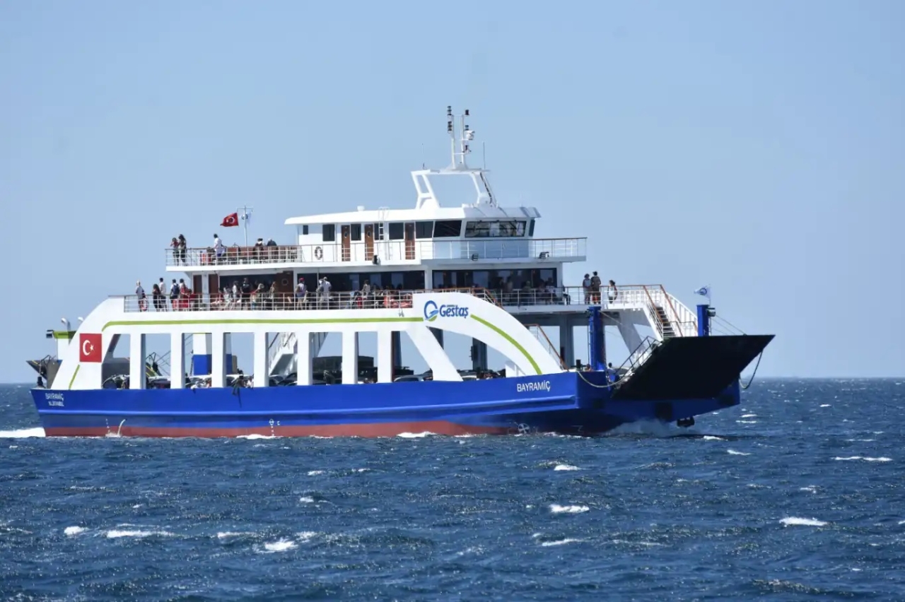 Gökçeada ve Bozcaada feribot seferlerine fırtına engeli
