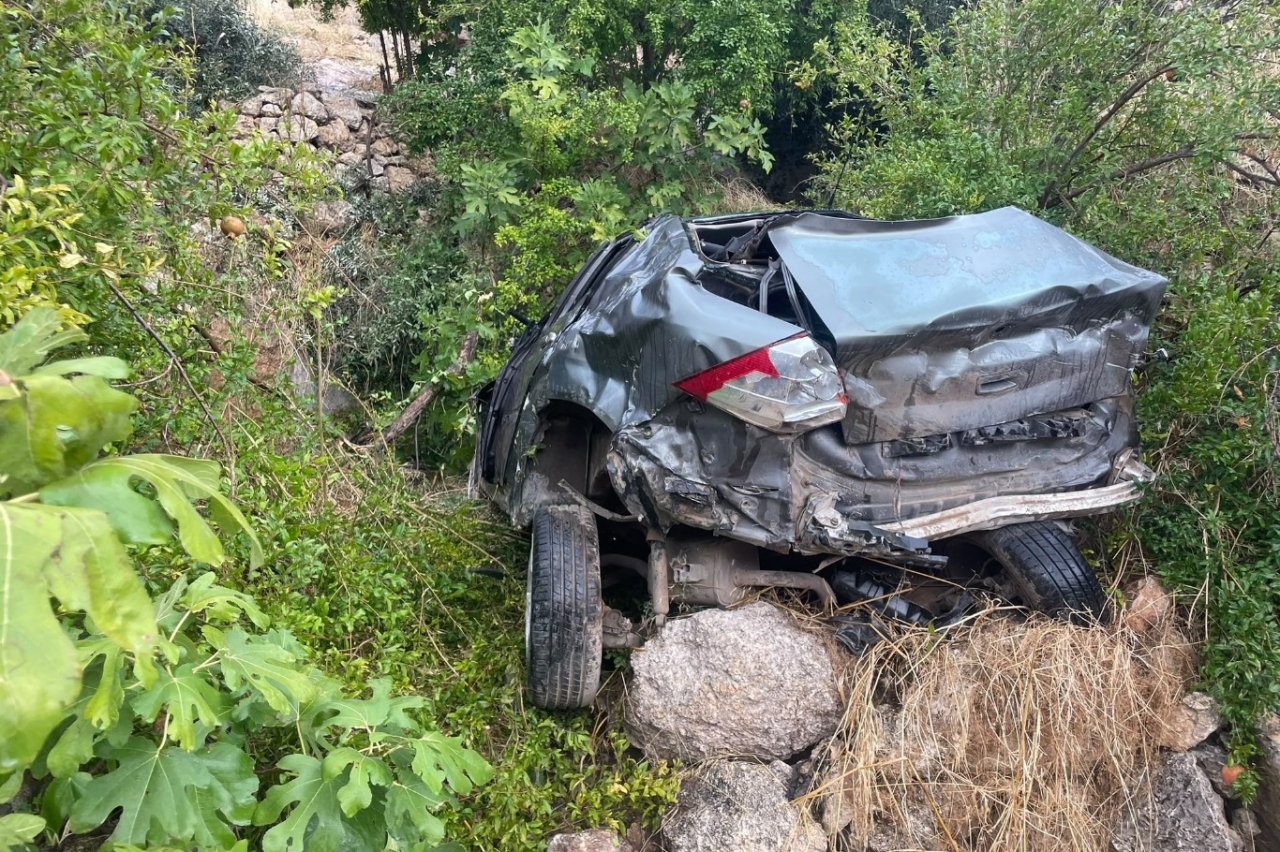 Mardin'de otomobil şarampole devrildi