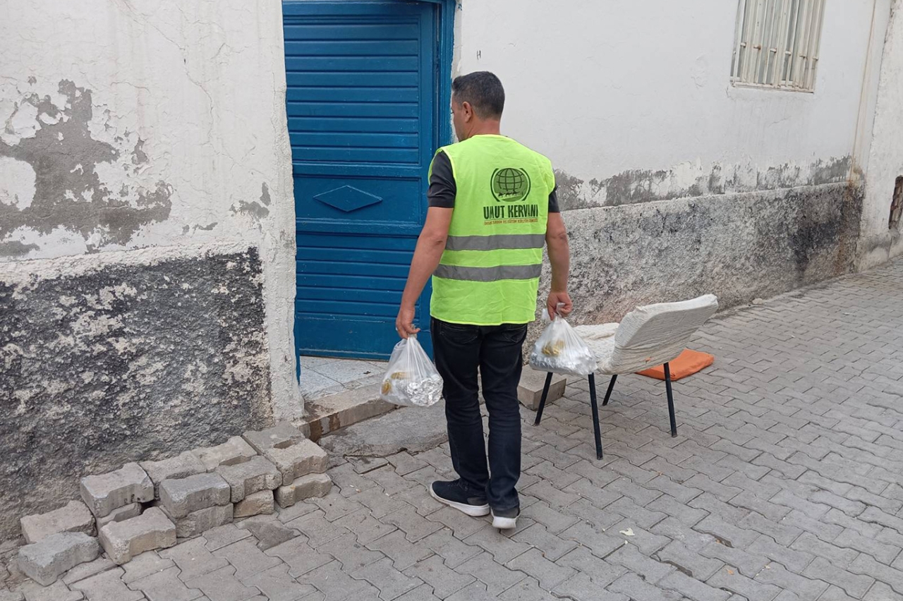 Şanlıurfa'da döner işletmecisinden ihtiyaç sahibi ailelere yemek ikramı