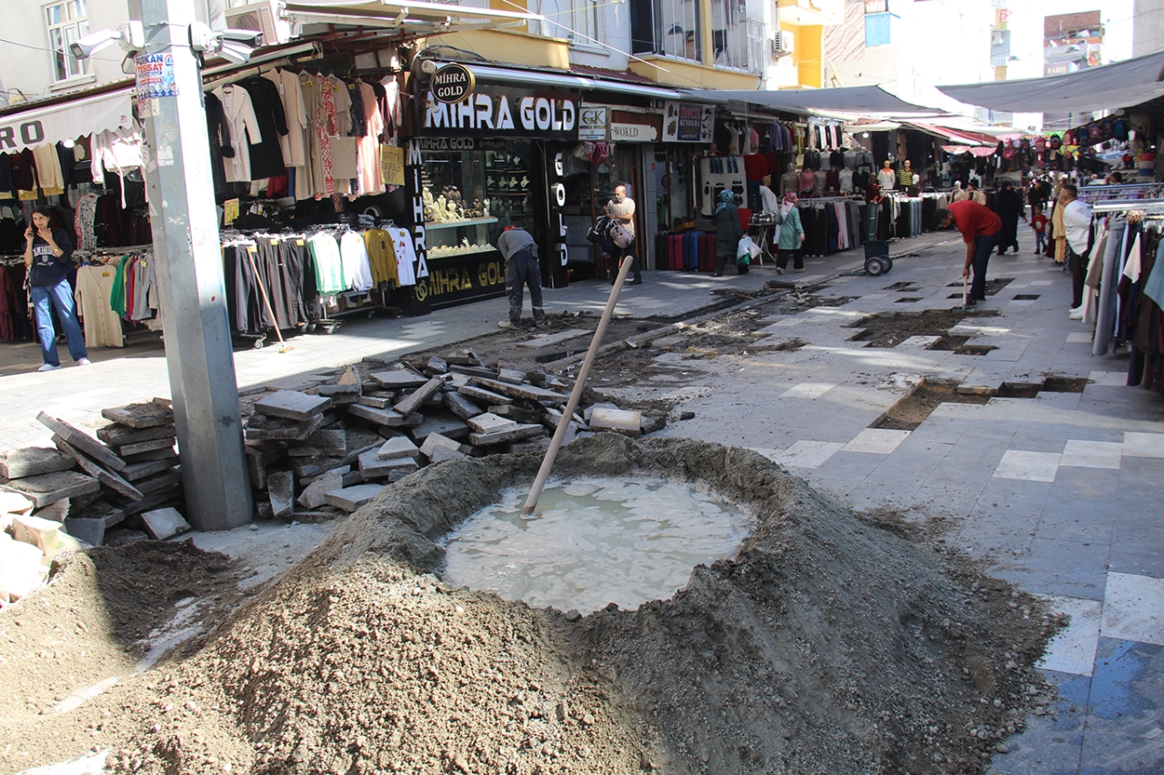 Belediyenin yapmadığı yolu cadde esnafı onarıyor