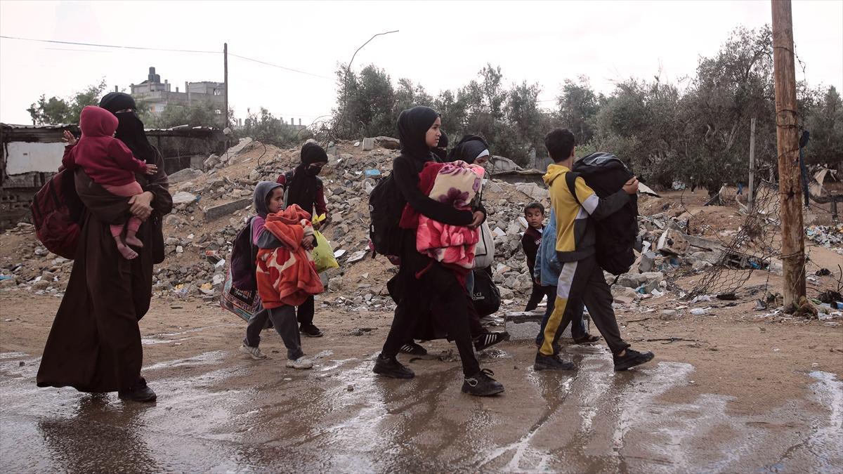 Filistin Kızılayı: İsrail'in muhtemel kara saldırısı sebebiyle binlerce kişi Refah'tan göç ediyor