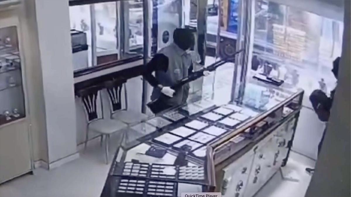 Giresun'da kuyumcu silahlı iki kişi tarafından soyuldu