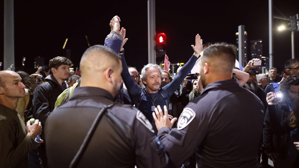 İsrail'de hükümet karşıtı protestocular, Netanyahu'nun evinden çıkan Başbakanlık konvoyunu engellemeye çalıştı