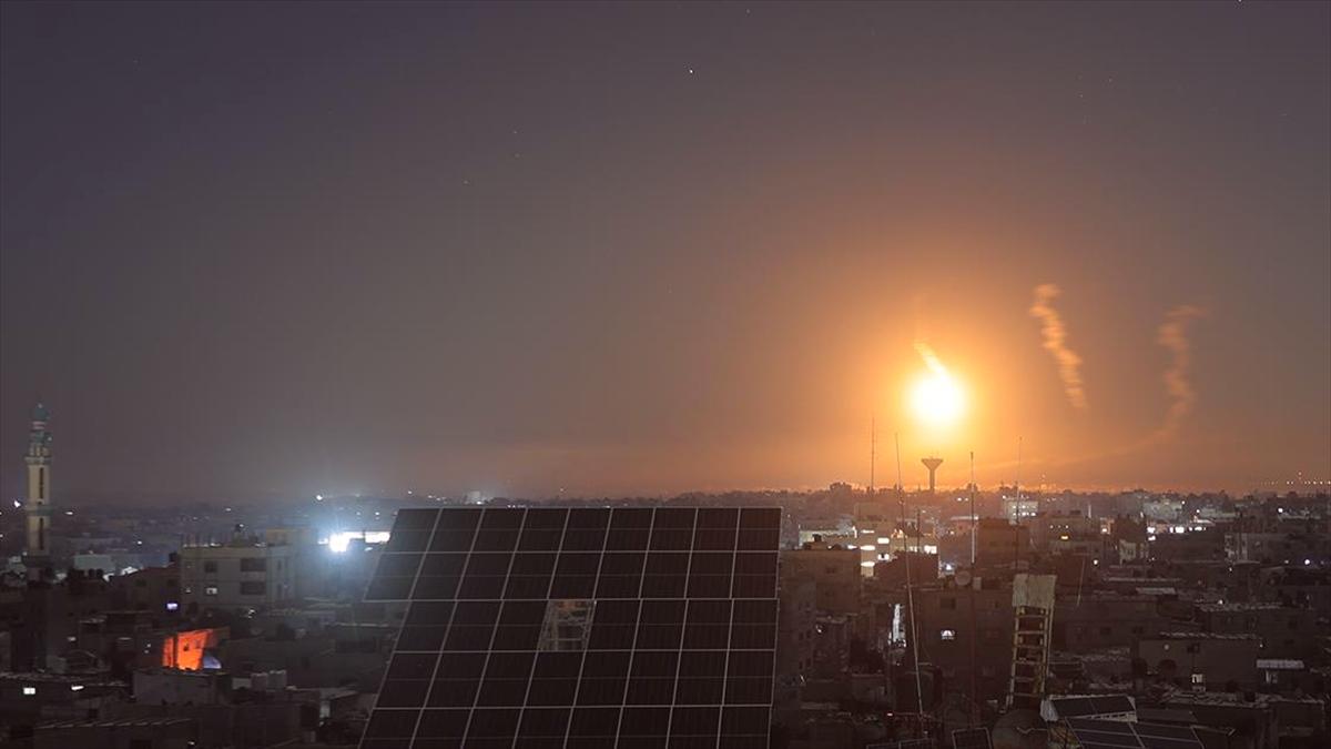 Gazze'ye gece boyu yapılan saldırılarda çok sayıda Filistinli öldürüldü
