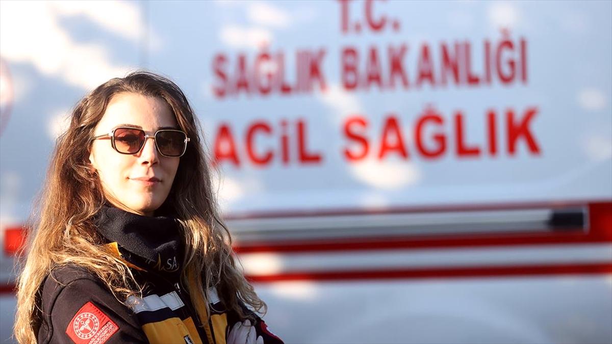 Kadın paramedik ambulans şoförü hayat kurtarmak için saniyelerle yarışıyor