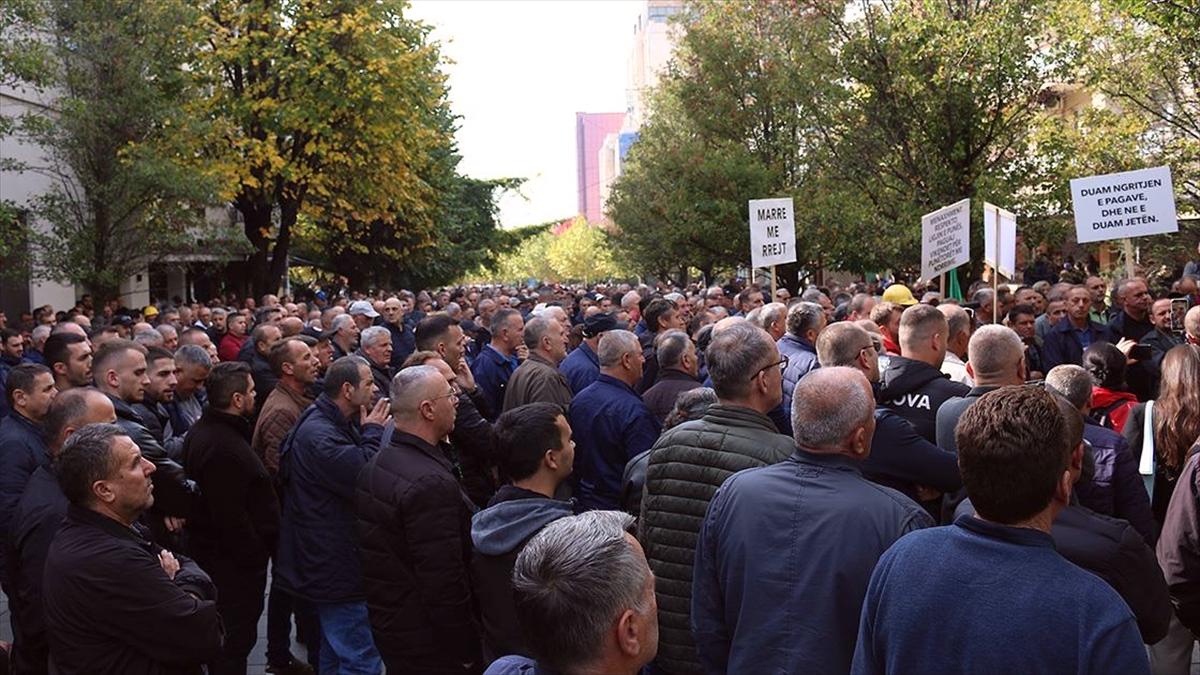Kosova'da enerji kurumu çalışanları maaş artışı talebiyle gösteri düzenledi