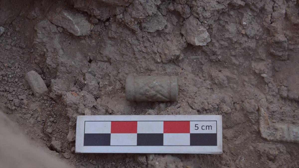 Kütahya'daki höyük kazısında 4 bin 400 yıllık silindir mühür bulundu