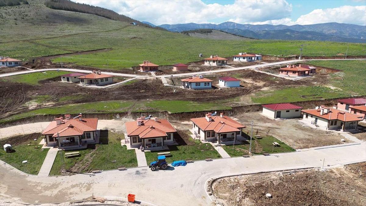 Nurdağı'nda köy evleri depremzedelere teslim ediliyor