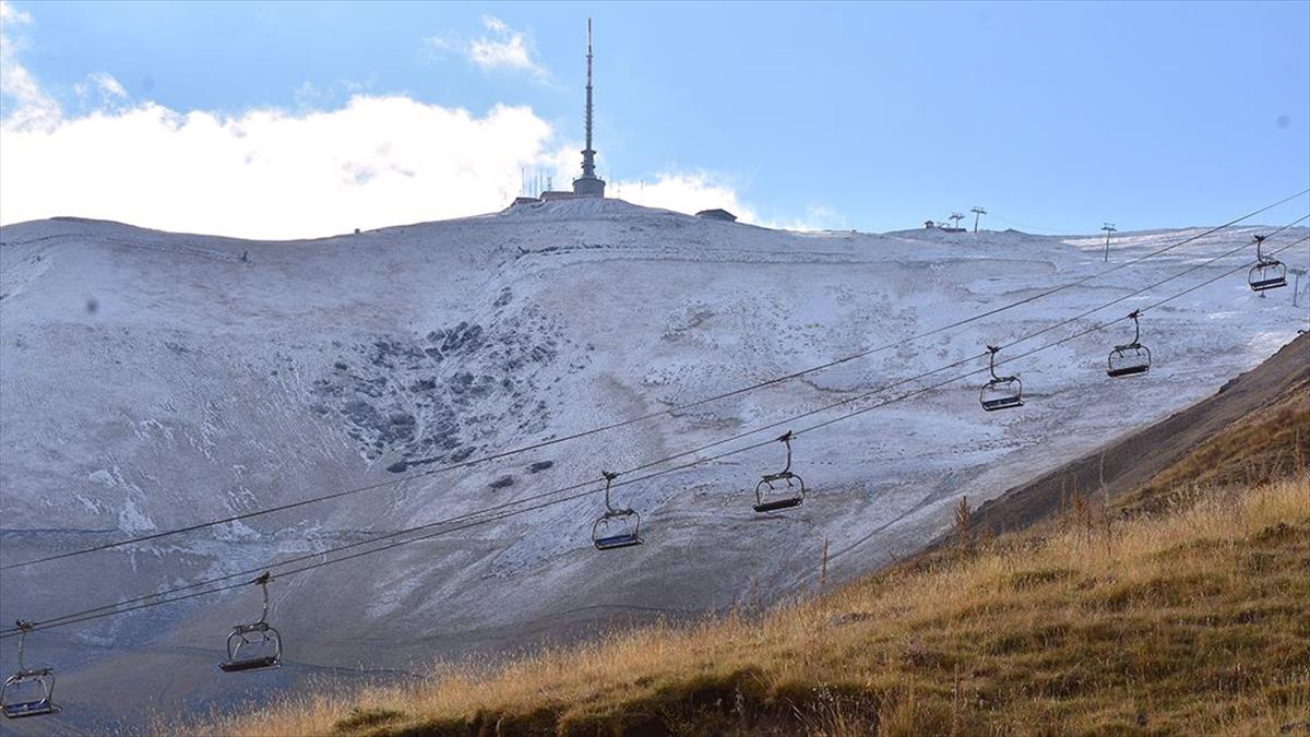Palandöken Dağı'na kar yağdı