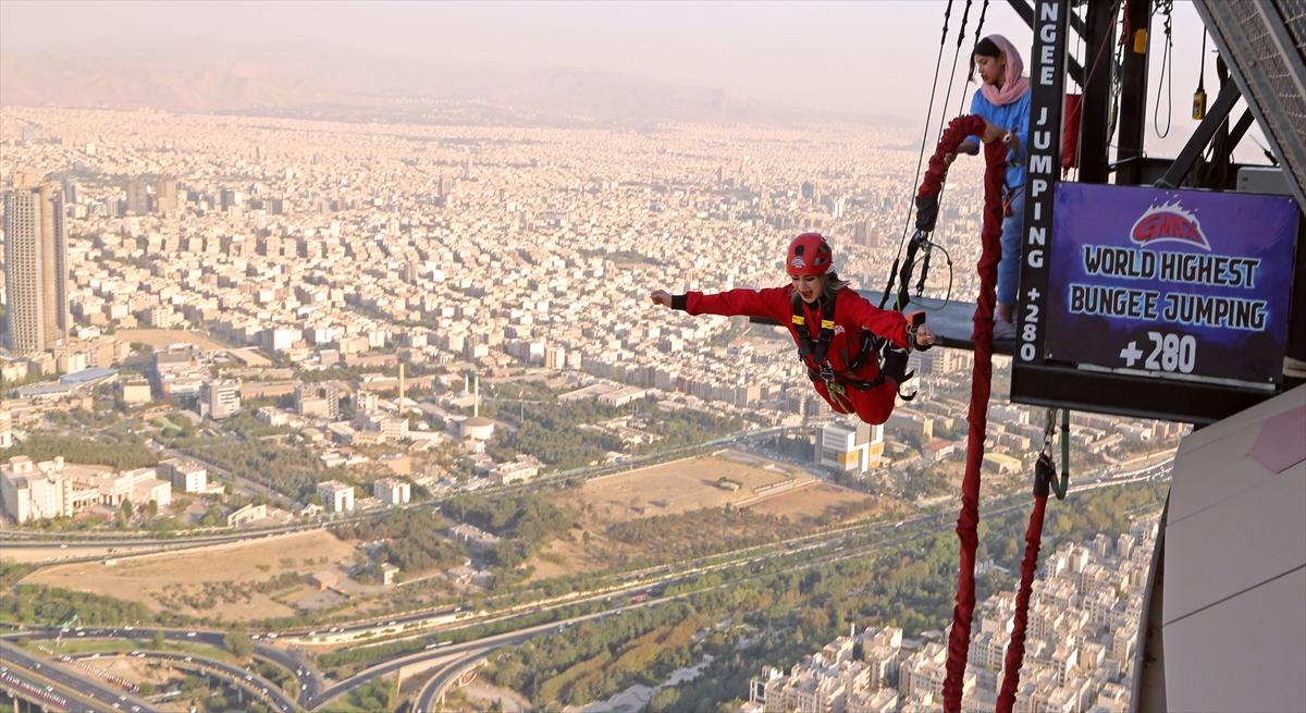Tahran'ın simgesi Milad Kulesi, 280 metrelik dünyanın en yüksek bungee jumping platformuna ev sahipliği yapıyor