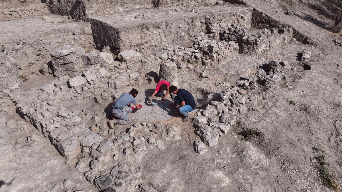 Tatarlı Höyük'te Orta Tunç Çağı'na ait yapı açığa çıkarıldı