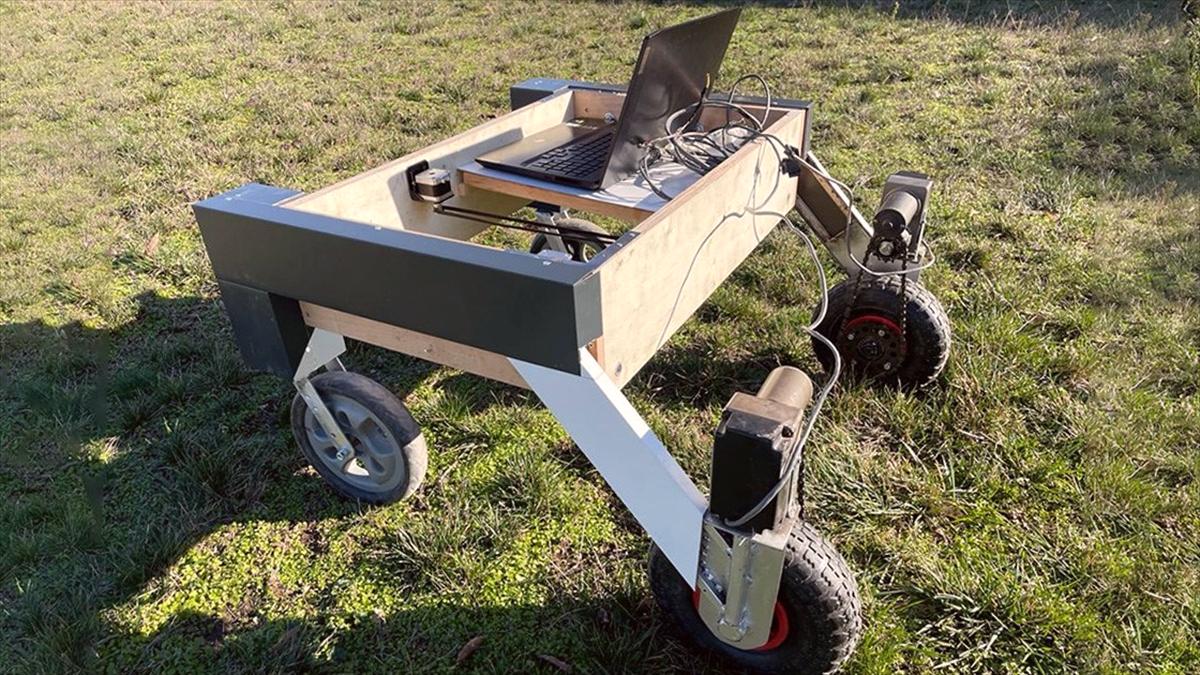 Üniversite öğrencileri yabani otla ilaçsız mücadele için yapay zekalı otonom robot geliştirdi