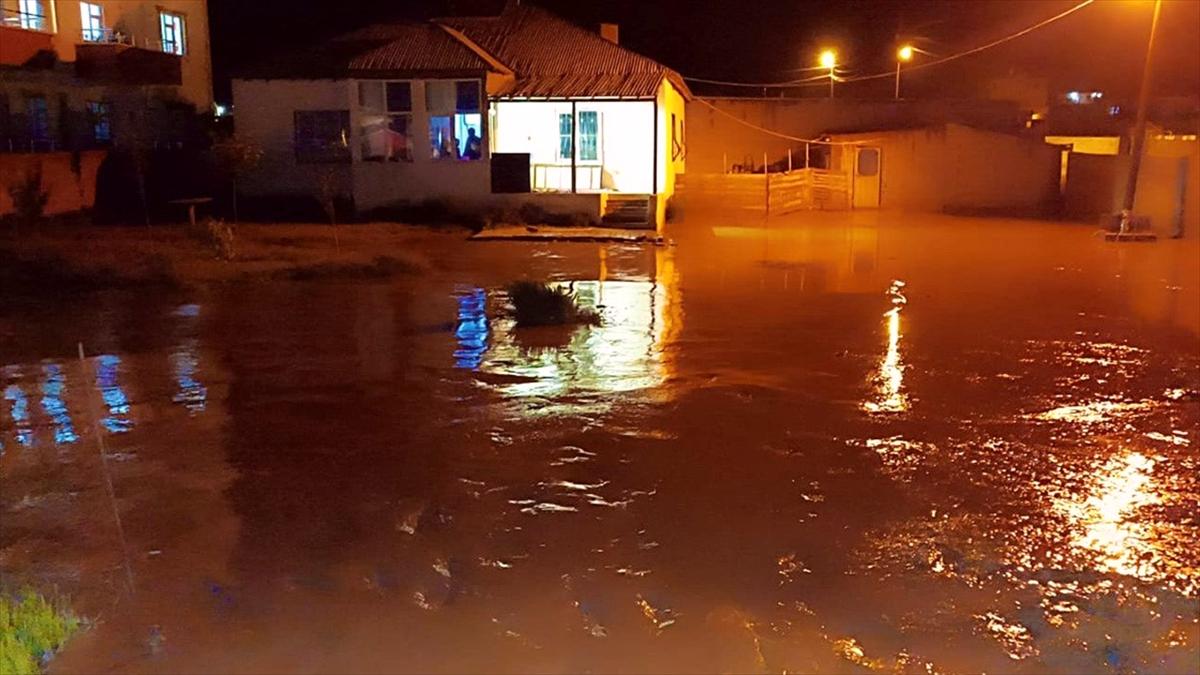 Van'da şiddetli sağanak taşkına neden oldu