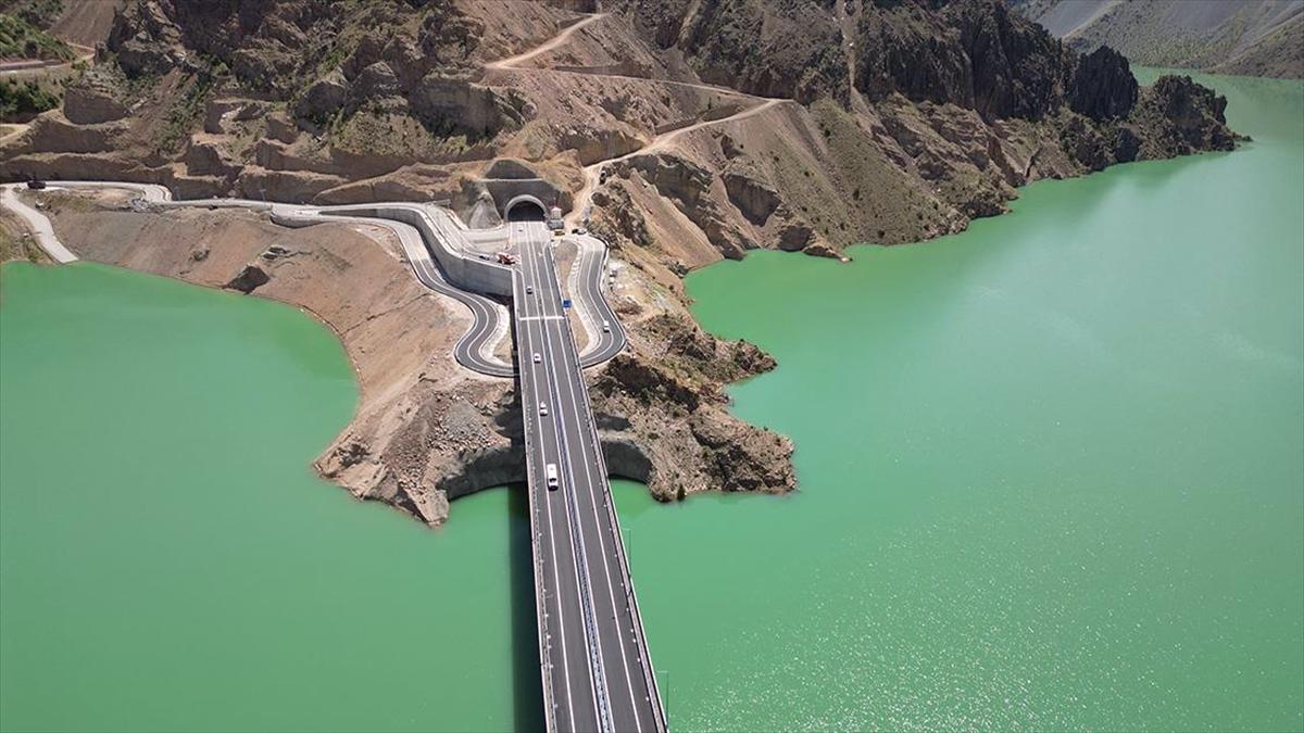 Yusufeli-Artvin kara yolunu kısaltan Yusufeli Merkez Viyadüğü açıldı