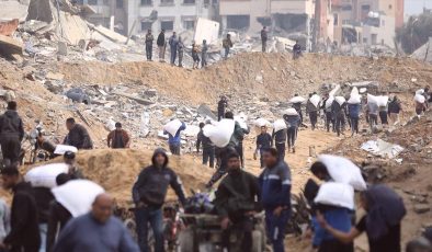 Binlerce Filistinli “bir torba un” alabilmek için canlarını tehlikeye atıyor