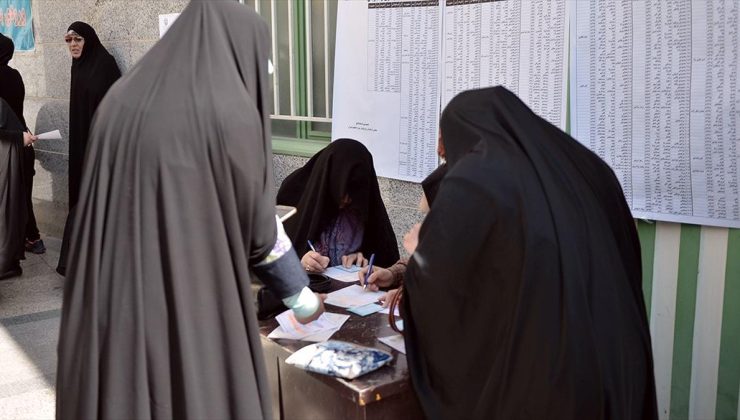 İran yarınki genel seçimlere “katılım” tartışmaları gölgesinde gidiyor