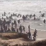 İsrail’in zorla aç bıraktığı Gazzeliler, havadan indirilen yardımlar için sahile akın etti